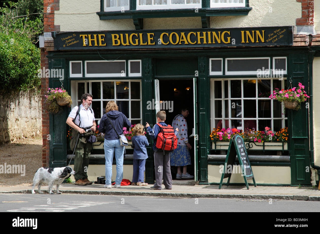 La famille et le chien à l'extérieur d'un pub anglais à Yarmouth Île de Wight Angleterre UK Banque D'Images