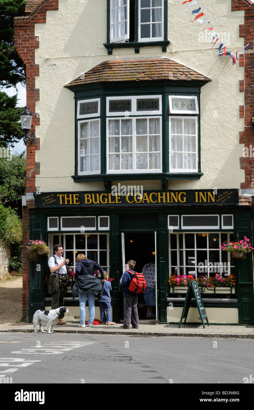 La famille et le chien à l'extérieur d'un pub anglais à Yarmouth Île de Wight Angleterre UK Banque D'Images