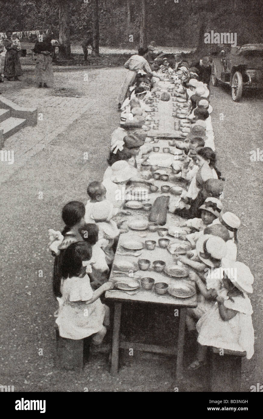Orphelins et enfants réfugiés d'être nourris au château de Grand Val à Sucy en Brie France pendant la Première Guerre mondiale. Banque D'Images