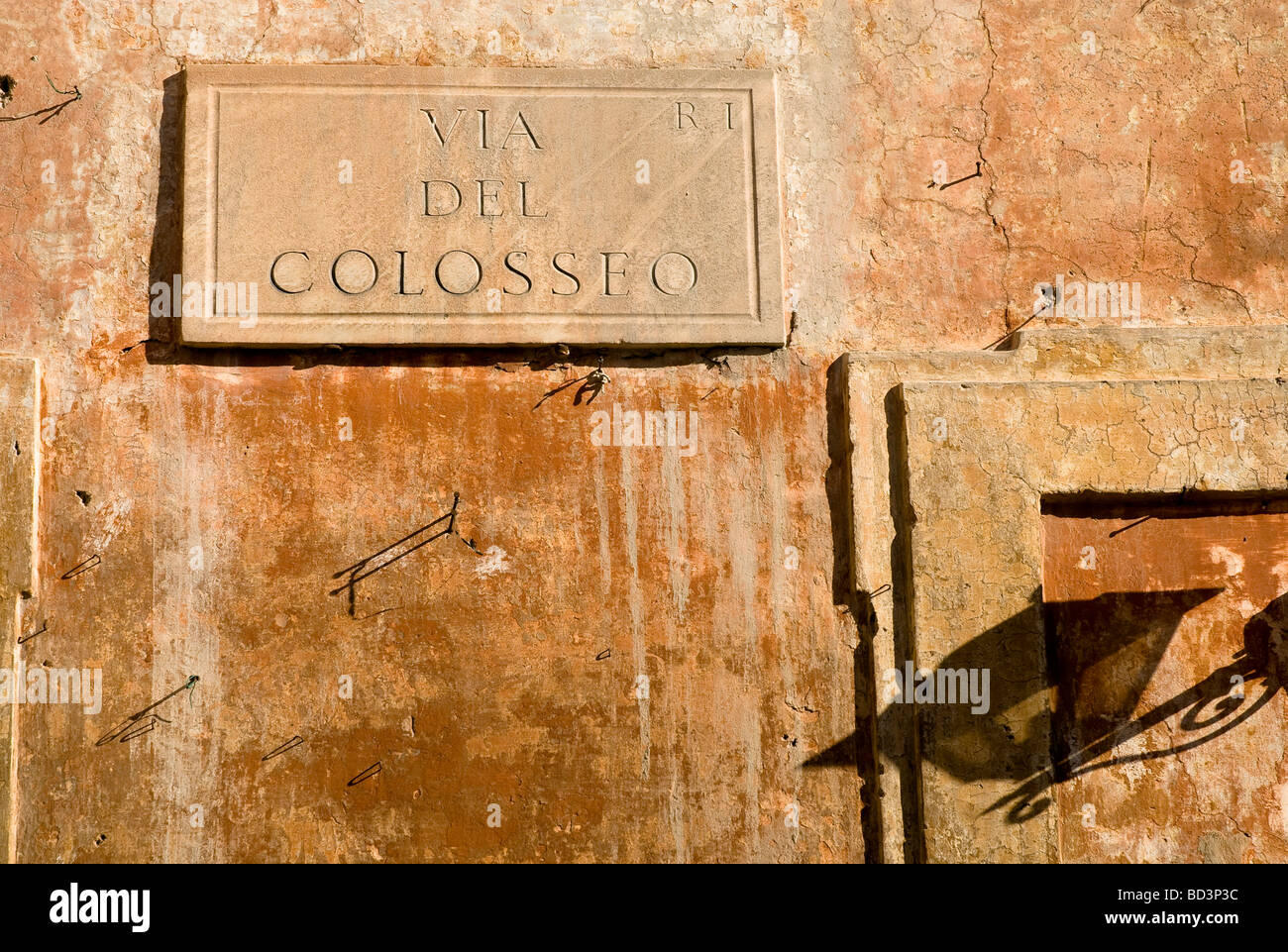 Via del Colosseo signer sur l'ancienne façade de l'immeuble, Rome, Italie Banque D'Images