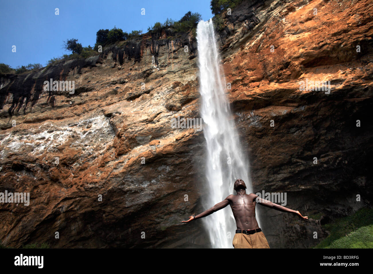 Un homme se trouve à côté de l'Ouganda, Sipi Falls, de l'Afrique Banque D'Images