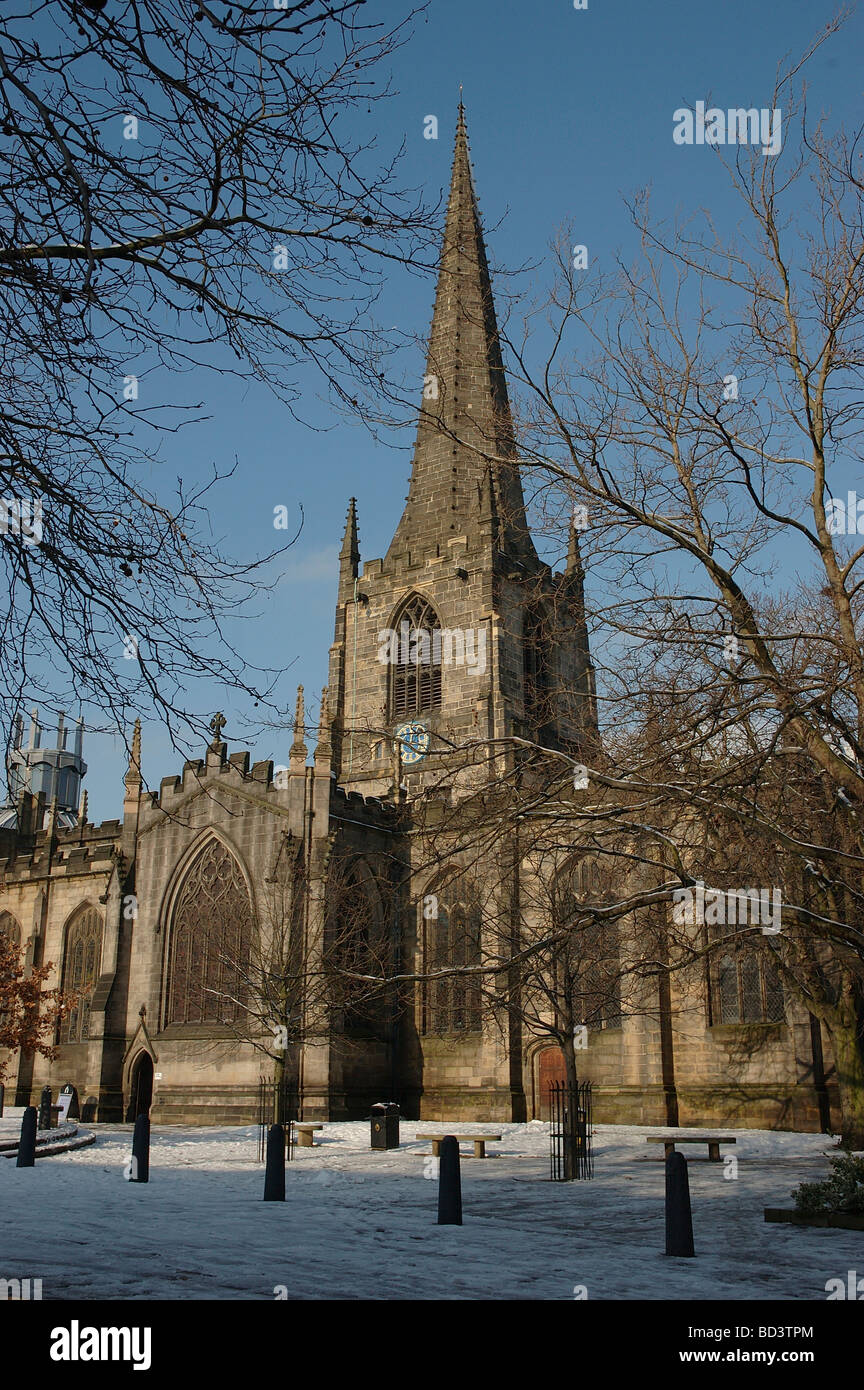 Cathédrale de l'église Saint Pierre et Saint Paul, Church Street, Sheffield, South Yorkshire, Angleterre, Royaume-Uni, l'Europe. avec la neige d'hiver. Banque D'Images