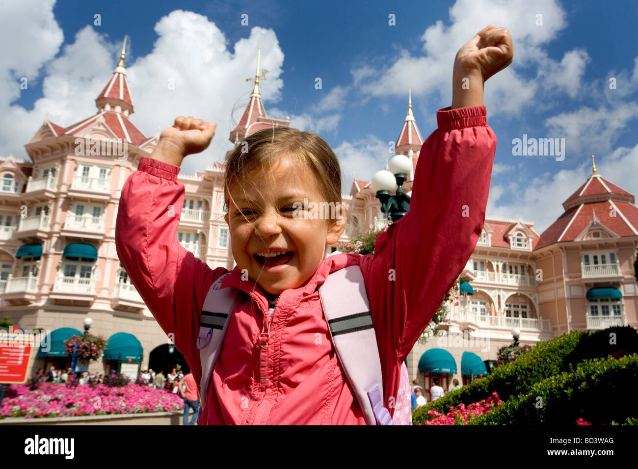Un enfant montre l'excitation à l'entrée de Disneyland Paris, France Banque D'Images