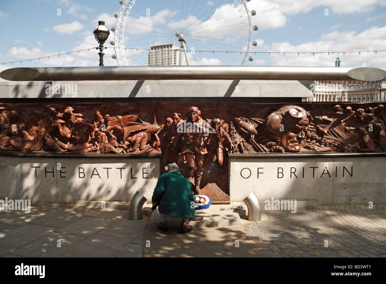 Un visiteur en face de la bataille de Grande-Bretagne Memorial, sur les rives de la Tamise, Londres, Royaume-Uni. Banque D'Images