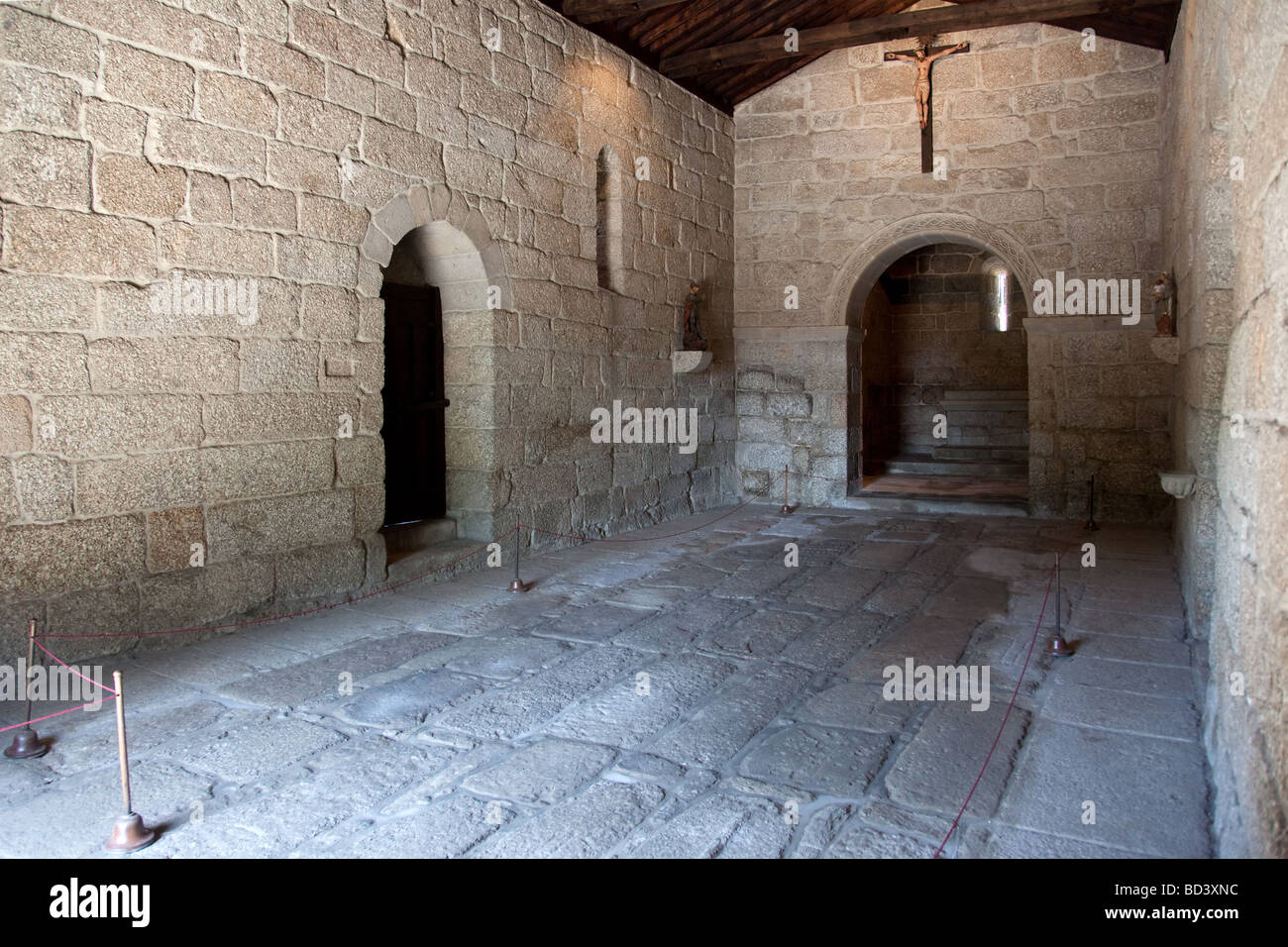 Chapelle romane de Sao Miguel, près du Château de Guimaraes, où de nombreux chevaliers médiévaux sont enterrés. Ville Guimaraes, Portugal. Banque D'Images