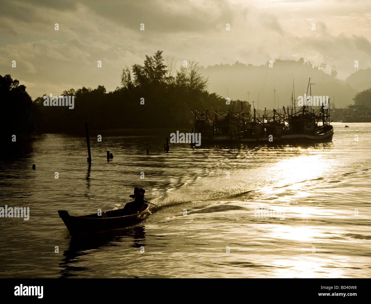Un petit bateau entre dans le port de Pak Nam, Thaïlande Banque D'Images