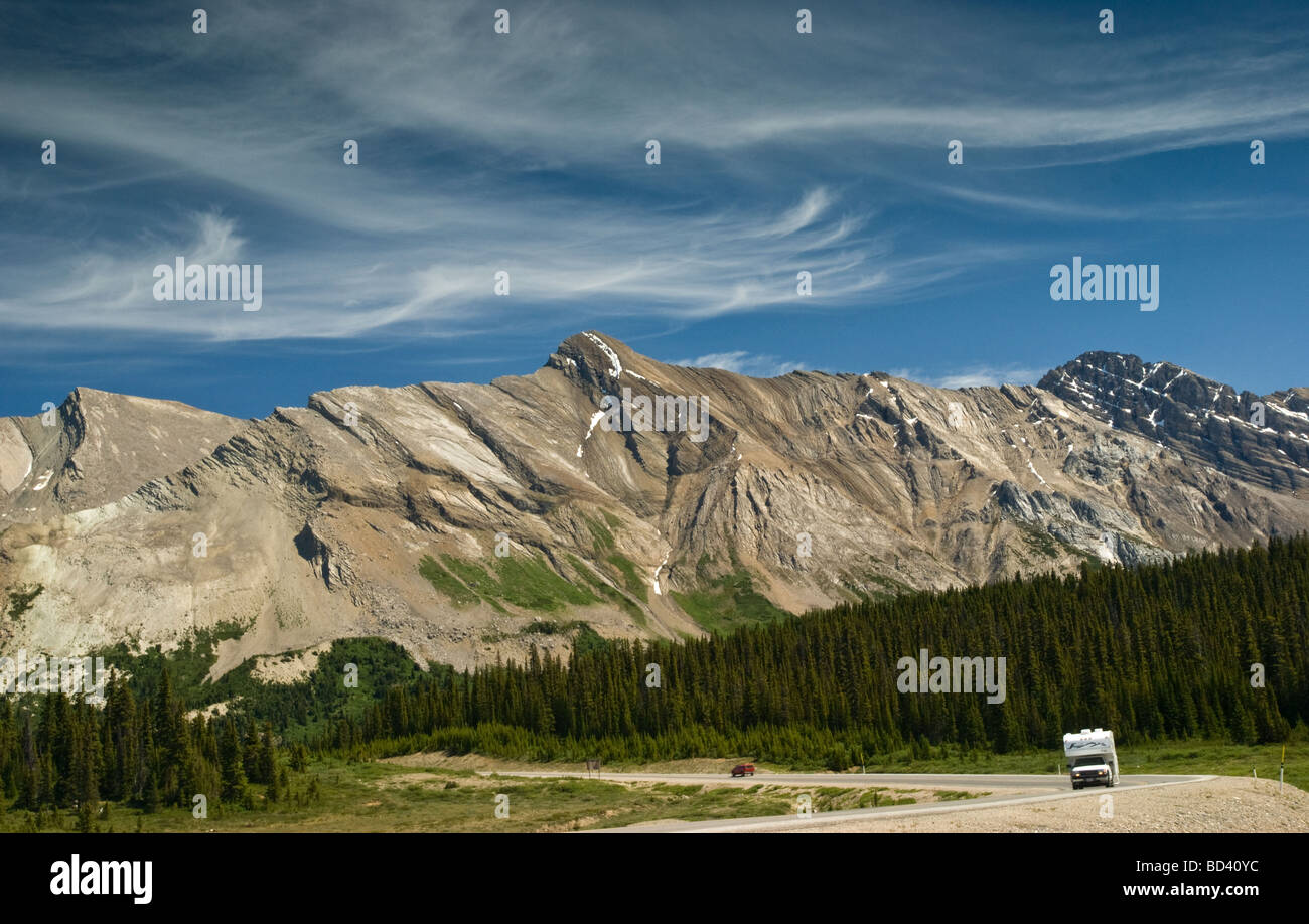 La Route des Glaciers, avec les Rocheuses en arrière-plan. Banque D'Images