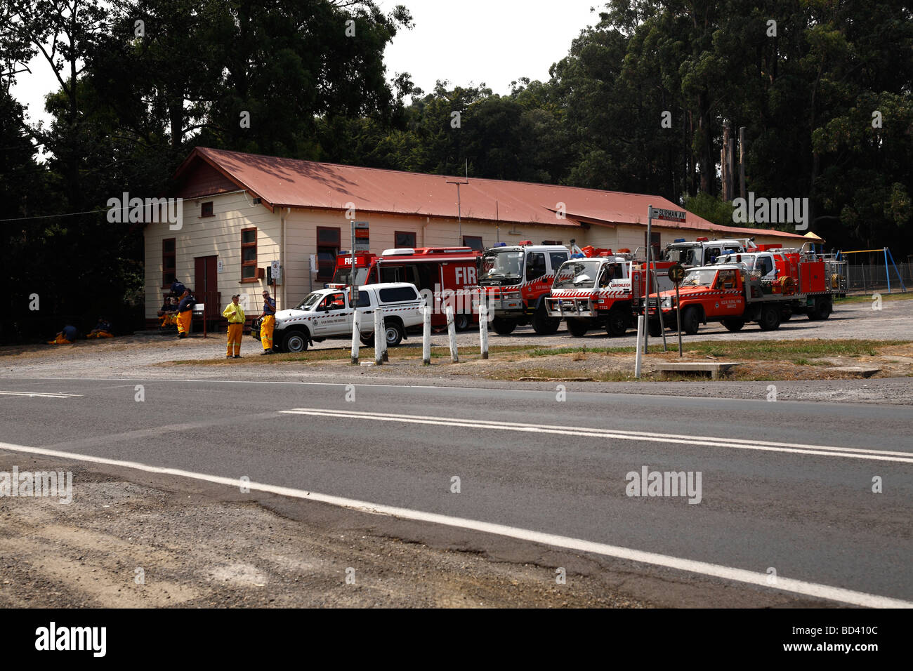 Caserne de CFA avec les véhicules d'urgence, samedi noir les feux de brousse, Warburton, Victoria, Australie Banque D'Images