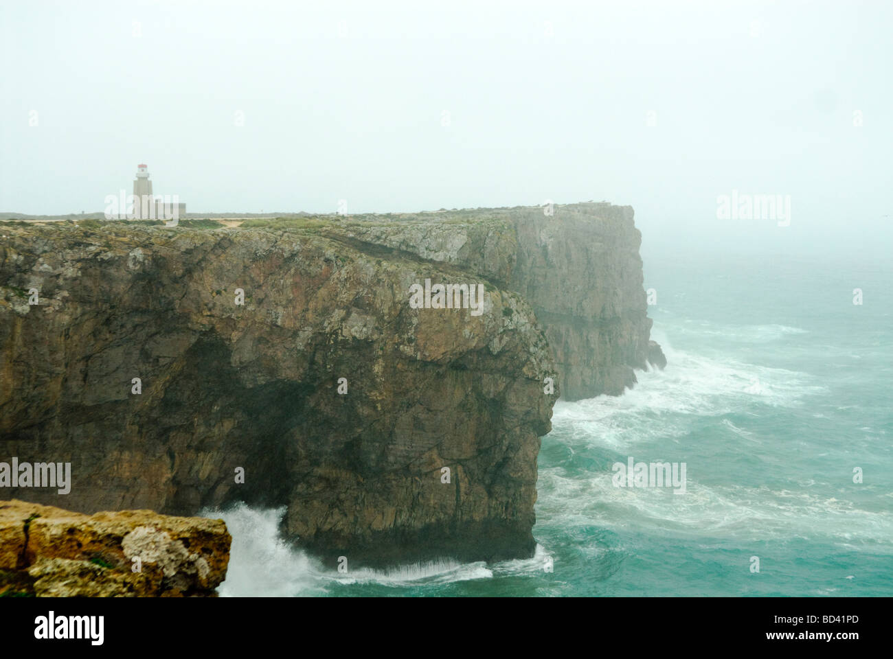 Forteresse Fortaleza de Sagres sur Ponta de Sagres, la côte de l'Algarve au Portugal un jour de pluie en hiver Banque D'Images