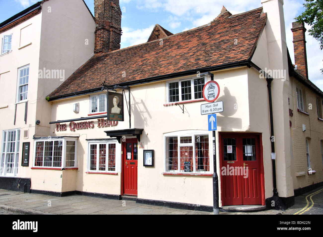 Le Queen's Head Pub, Temple Square, Aylesbury, Buckinghamshire, Angleterre, Royaume-Uni Banque D'Images