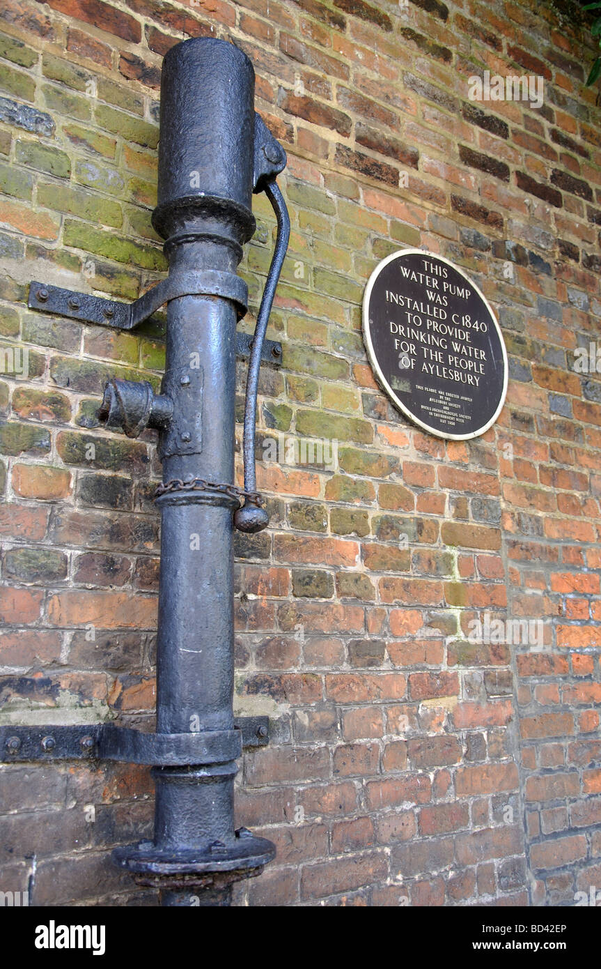 Ancienne pompe à eau, Pebble Lane, Aylesbury, Buckinghamshire, Angleterre, Royaume-Uni Banque D'Images