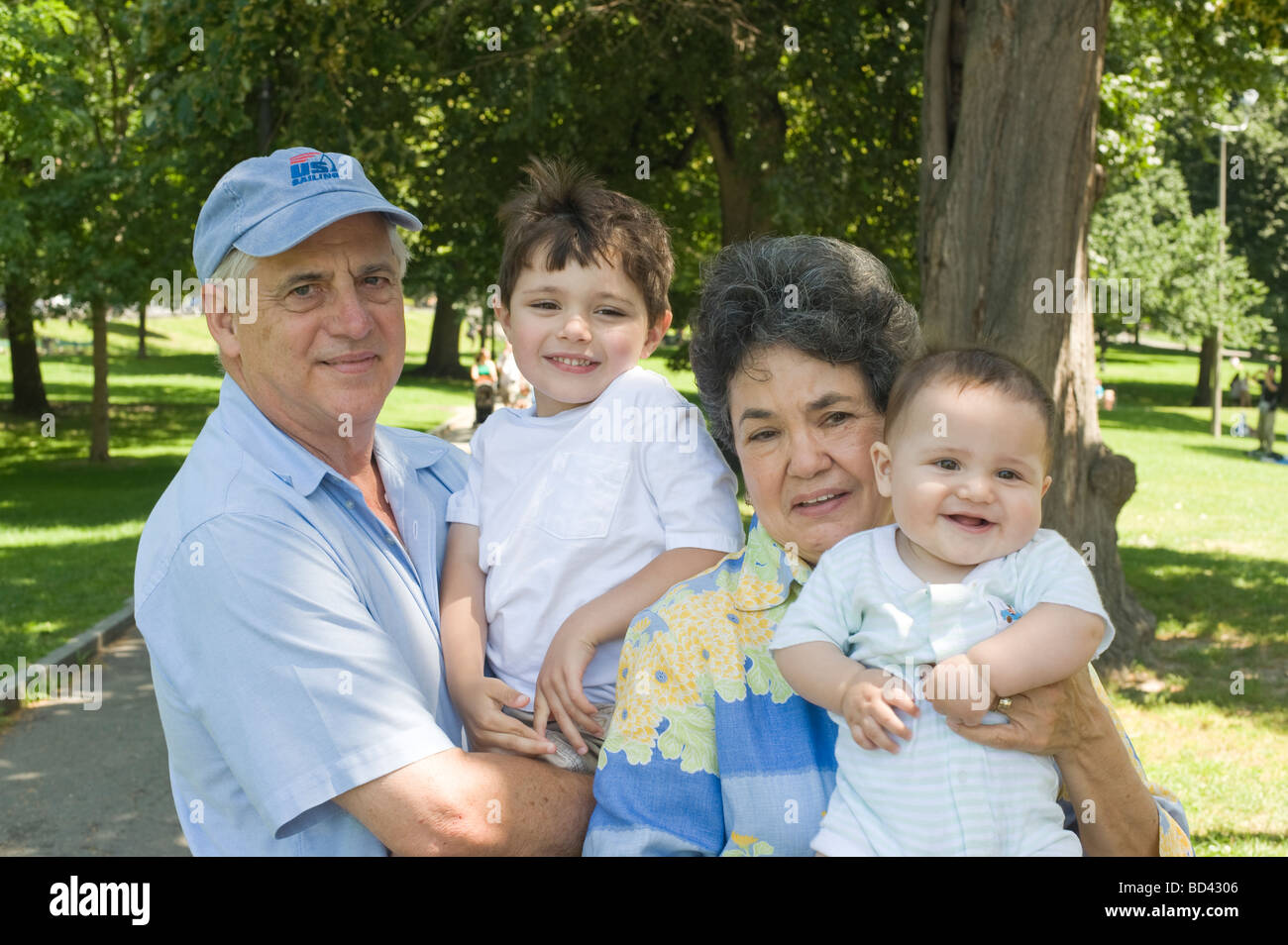 L'origine ethnique mixte (grands-parents - l'homme blanc, femme -hispanic) posent avec leurs petits-enfants dans un parc Banque D'Images