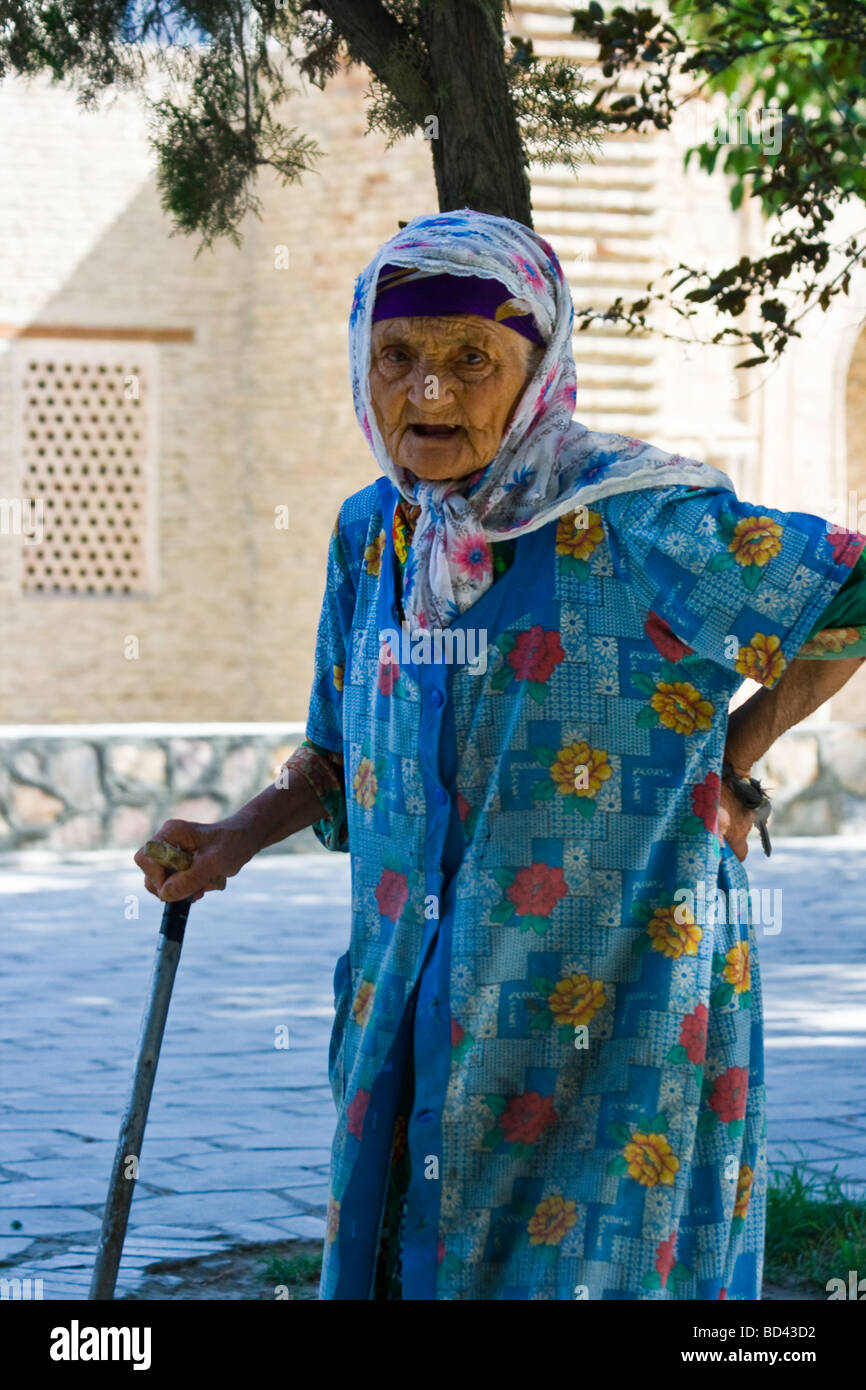 Personnes âgées femme ouzbek à Boukhara, Ouzbékistan Banque D'Images