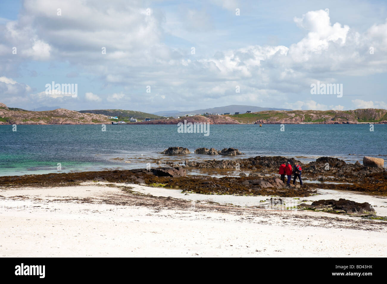 Une plage de sable blanc sur l'île écossaise d'Iona, regardant par-dessus le son d'Iona à Fionnphort sur l'île de Mull. Banque D'Images