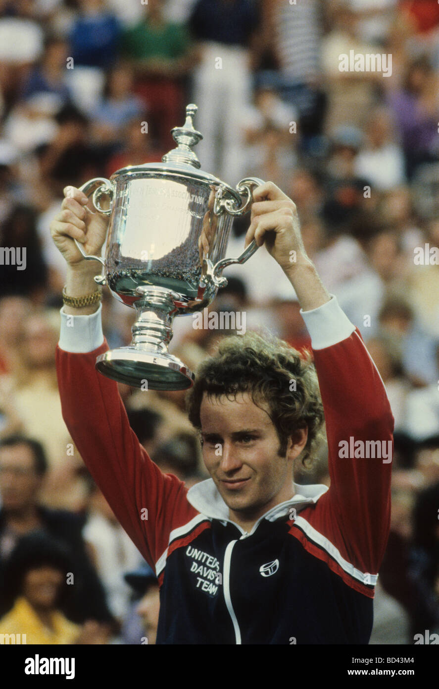 John McEnroe USA tenir son trophée gagnants à l'US Open Tennis Championships 1981 Banque D'Images