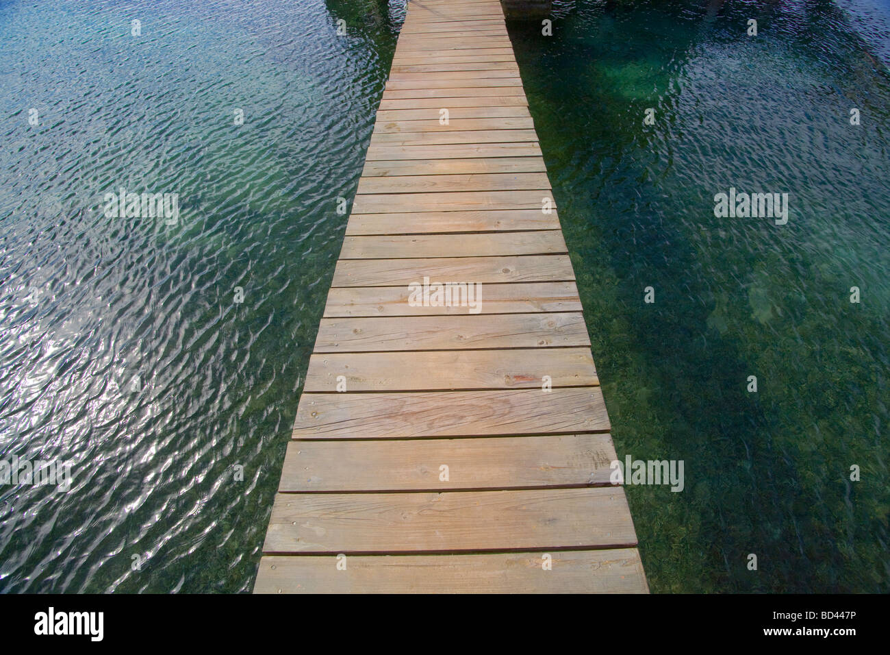 Pier dans les Caraïbes, l'île de Roatan, Honduras Banque D'Images