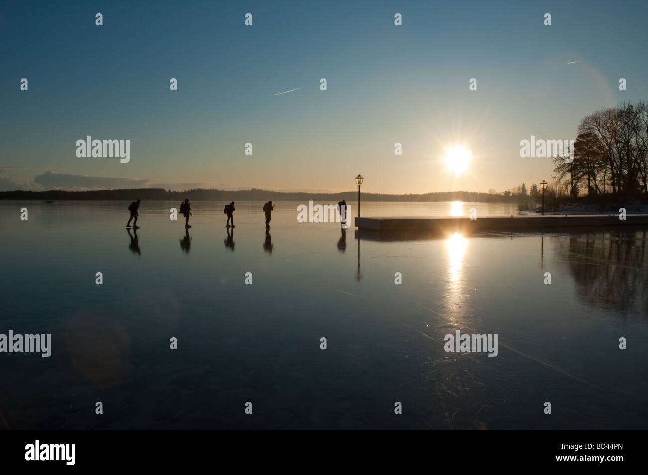 Un groupe de patineurs de l'aventure sur la glace de mer. L'archipel de Stockholm, Suède. Banque D'Images