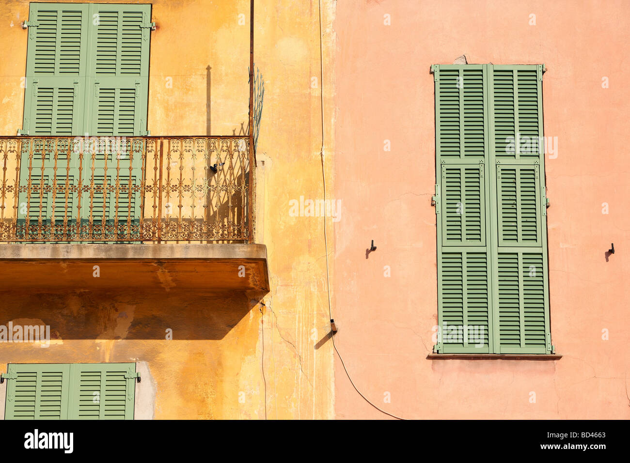 Les tons pastel des façades de maisons dans la vieille ville de Villefranche sur Mer Côte d'Azur Provence Alpes Cote d Azur Sud France Banque D'Images