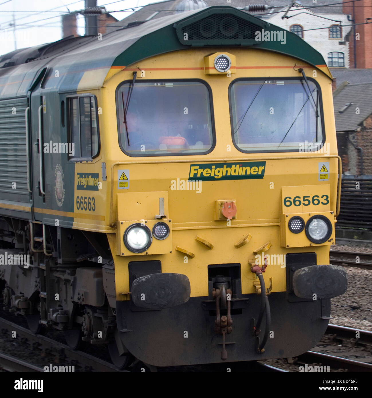 Class 66 Freightliner approches 66563 Station Newcastle, Newcastle upon Tyne, Angleterre, UL Banque D'Images