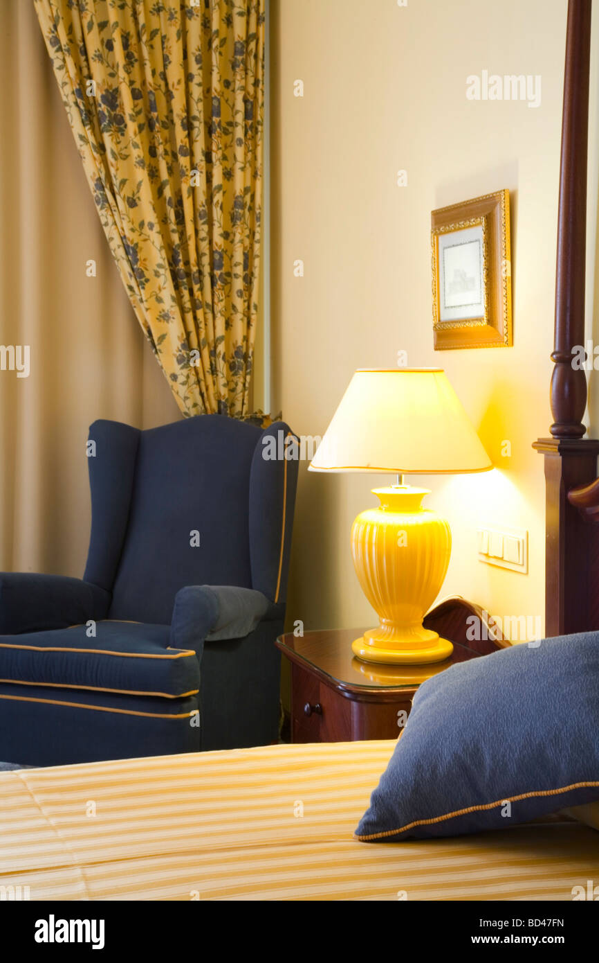 Détail d'un hôtel de luxe chambre avec lit et chaise Banque D'Images