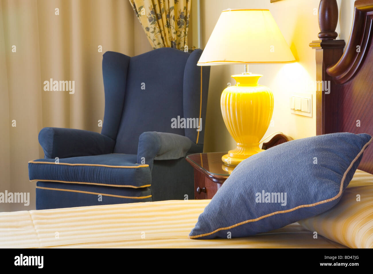 Détail d'un hôtel de luxe chambre avec lit, chaise et lampe de chevet Banque D'Images