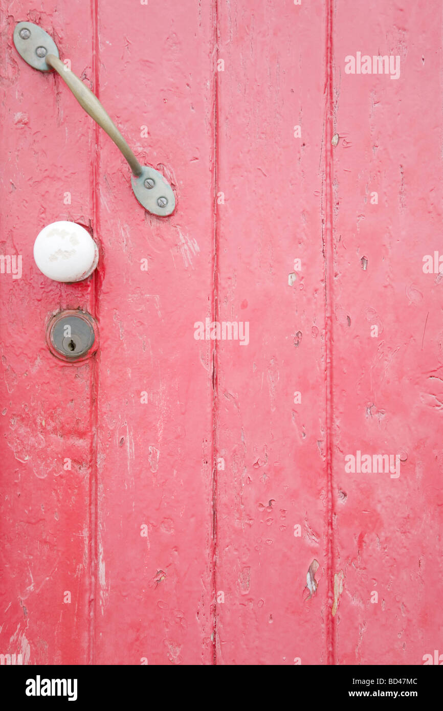 Porte en bois avec peinture rose Banque D'Images