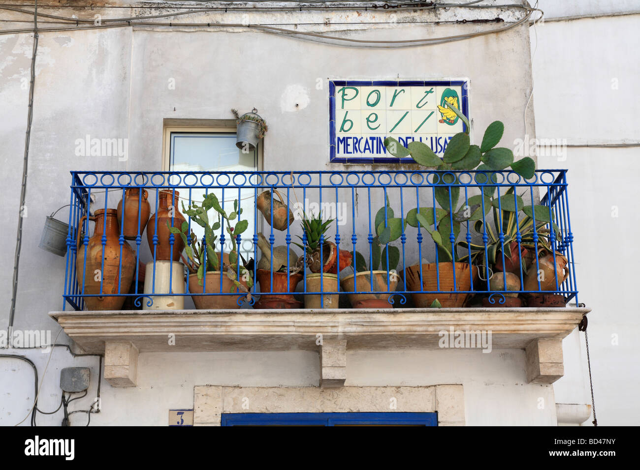 Collection d'urnes et de pots avec cactus sur un balcon dans le Centro  Storico, Cisternino, Puglia, Italie Photo Stock - Alamy