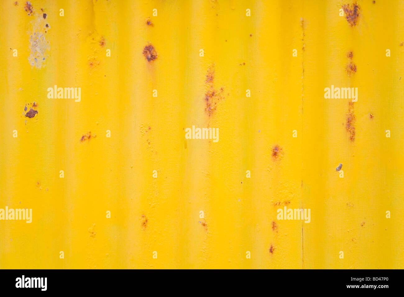 Tôle ondulée rouillée libre avec de la peinture jaune de déroulage Banque D'Images