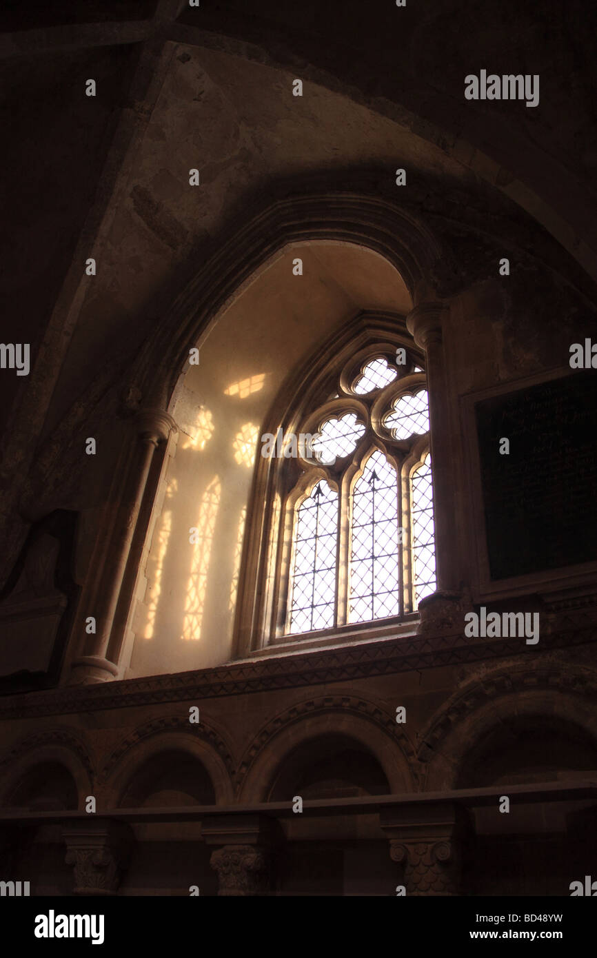 Fenêtre en verre clair dans Christchurch Priory Banque D'Images