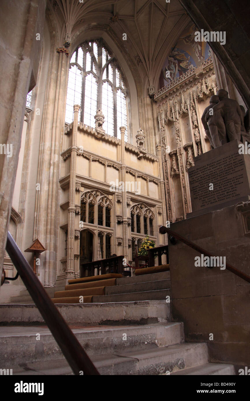 À l'intérieur de Christchurch Priory montrant étapes conduisant à l'autel et les stalles Banque D'Images