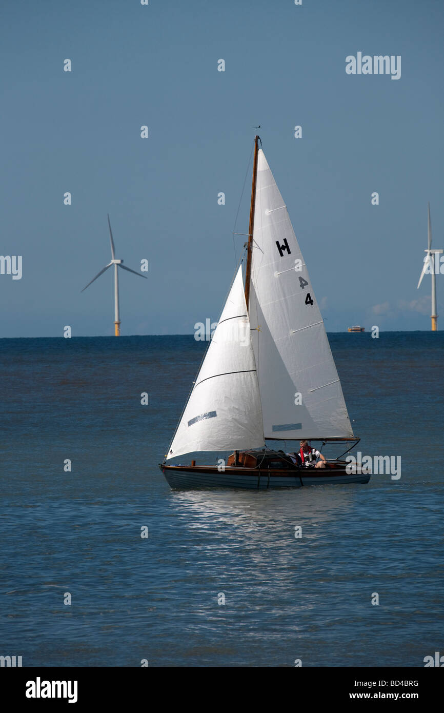 La voile sur la mer à Hoylake, Merseyside, près de Parc éolien offshore Banque Burbo. UK Banque D'Images