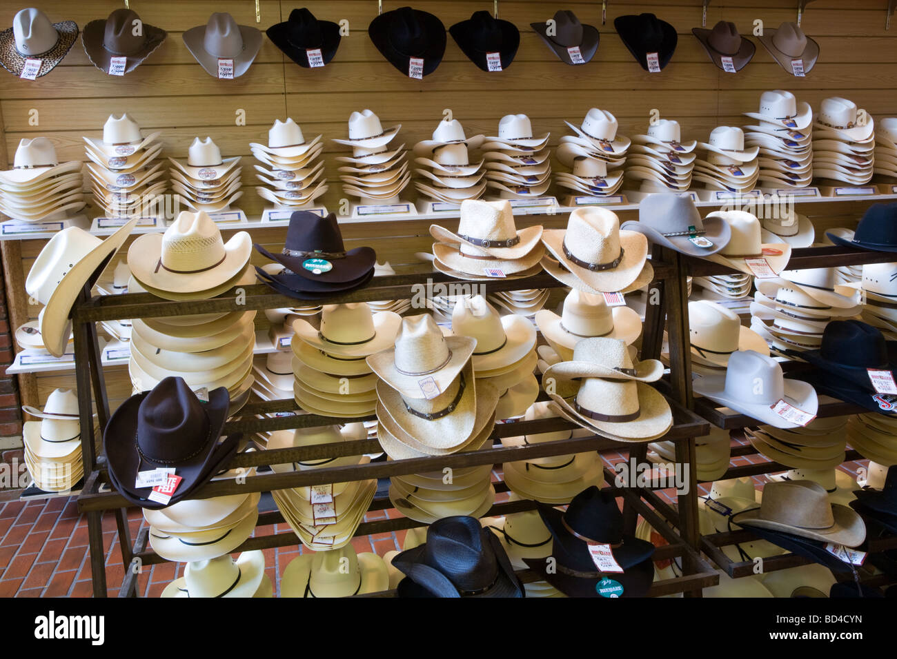 Chapeaux de cow-boy en vente à la boutique de vêtements western Wrangler à  Cheyenne Wyoming Photo Stock - Alamy