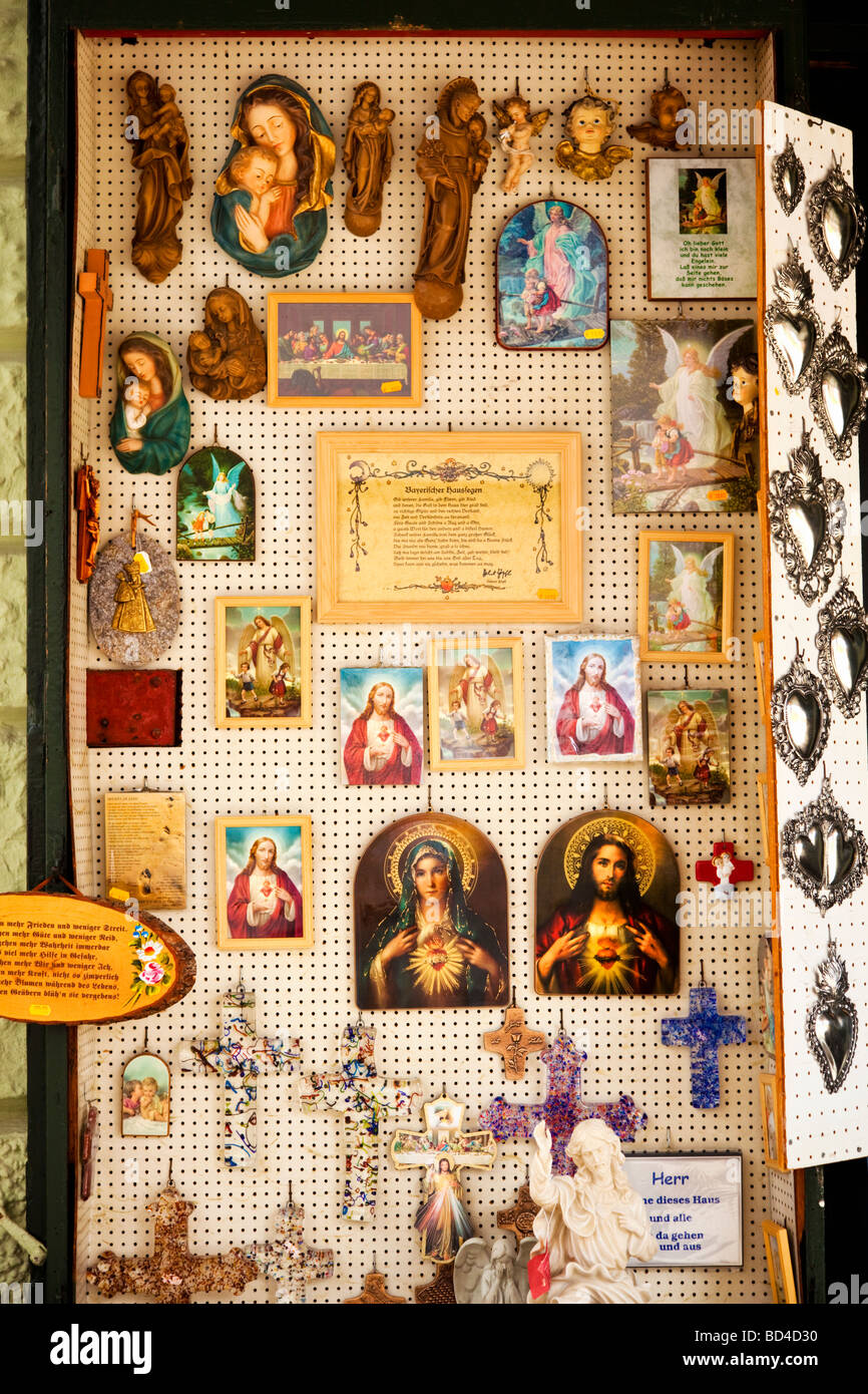 Icônes religieuses et art dans une vitrine de boutique de cadeaux à Altötting, Allemagne Europe Banque D'Images