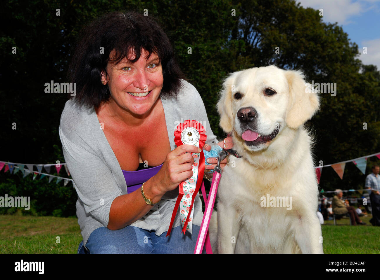 Propriétaire de chien Golden Retriever avec elle après avoir remporté un des meilleurs chien à Oakhanger Show, Bordon, Hampshire, Royaume-Uni. Banque D'Images