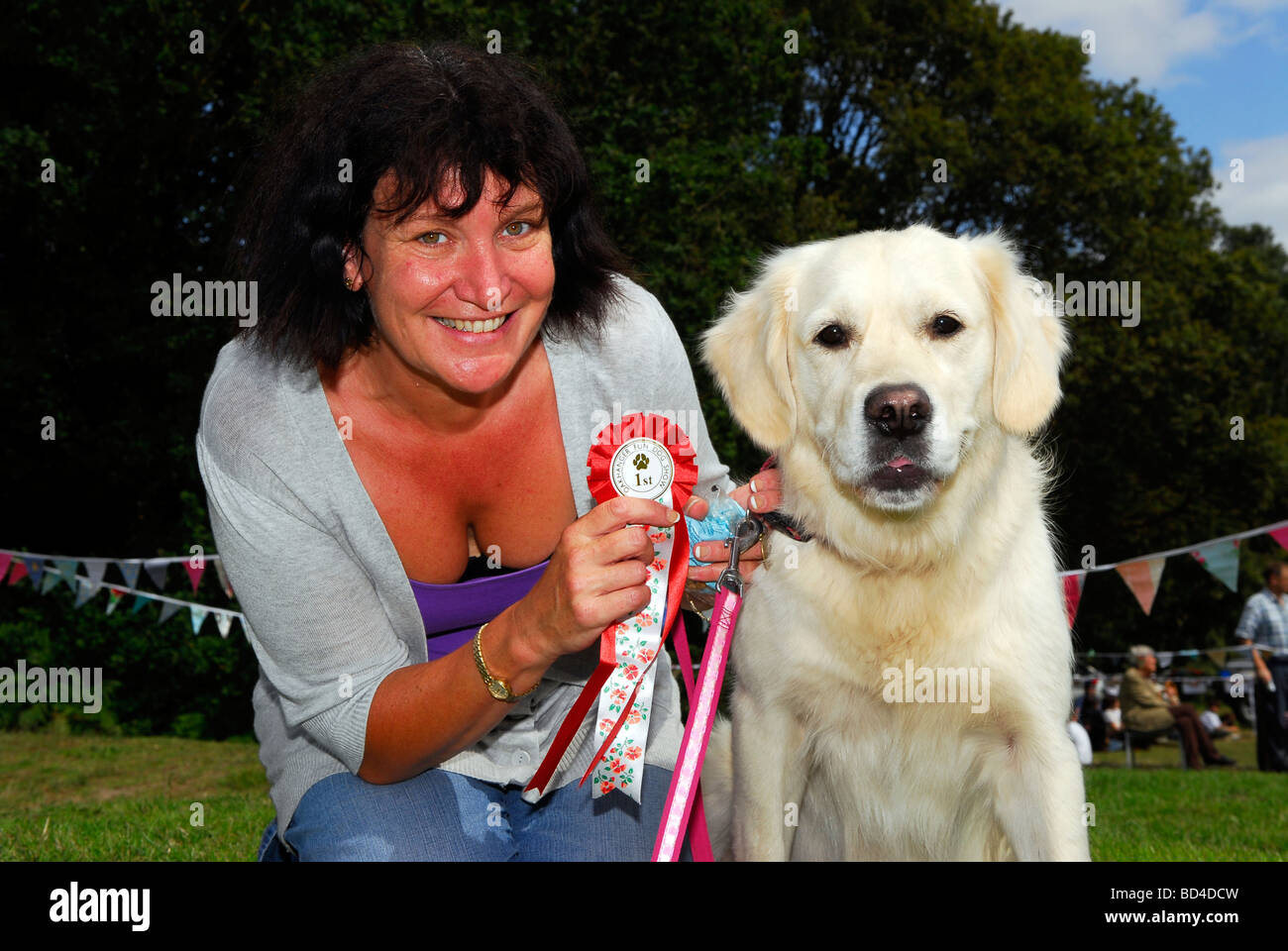 Propriétaire de chien Golden Retriever avec elle après avoir remporté un des meilleurs chien à Oakhanger Show, Bordon, Hampshire, Royaume-Uni. Banque D'Images