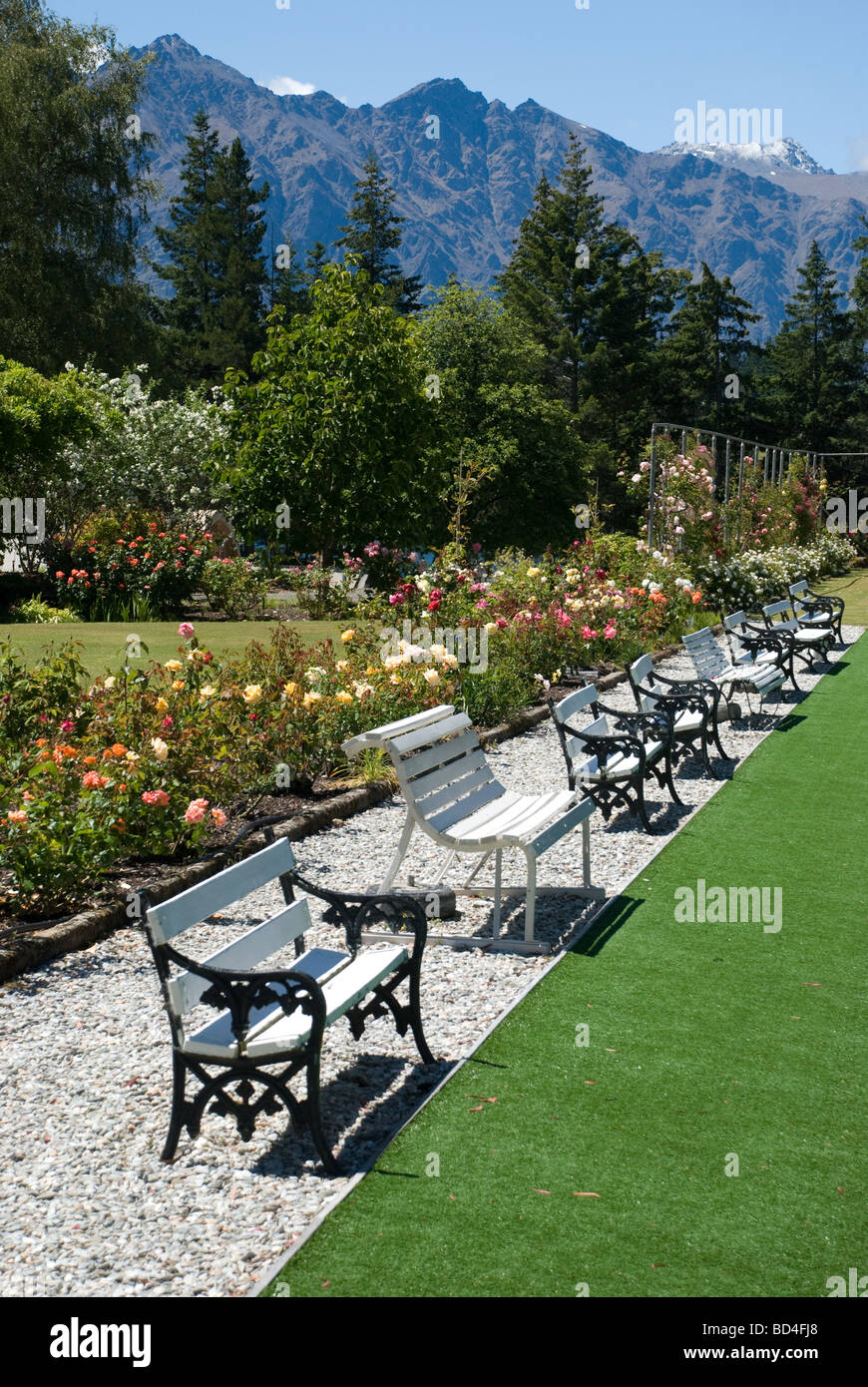 Bancs de jardin au club de bowling de Queenstown, Queenstown, Nouvelle-Zélande Banque D'Images