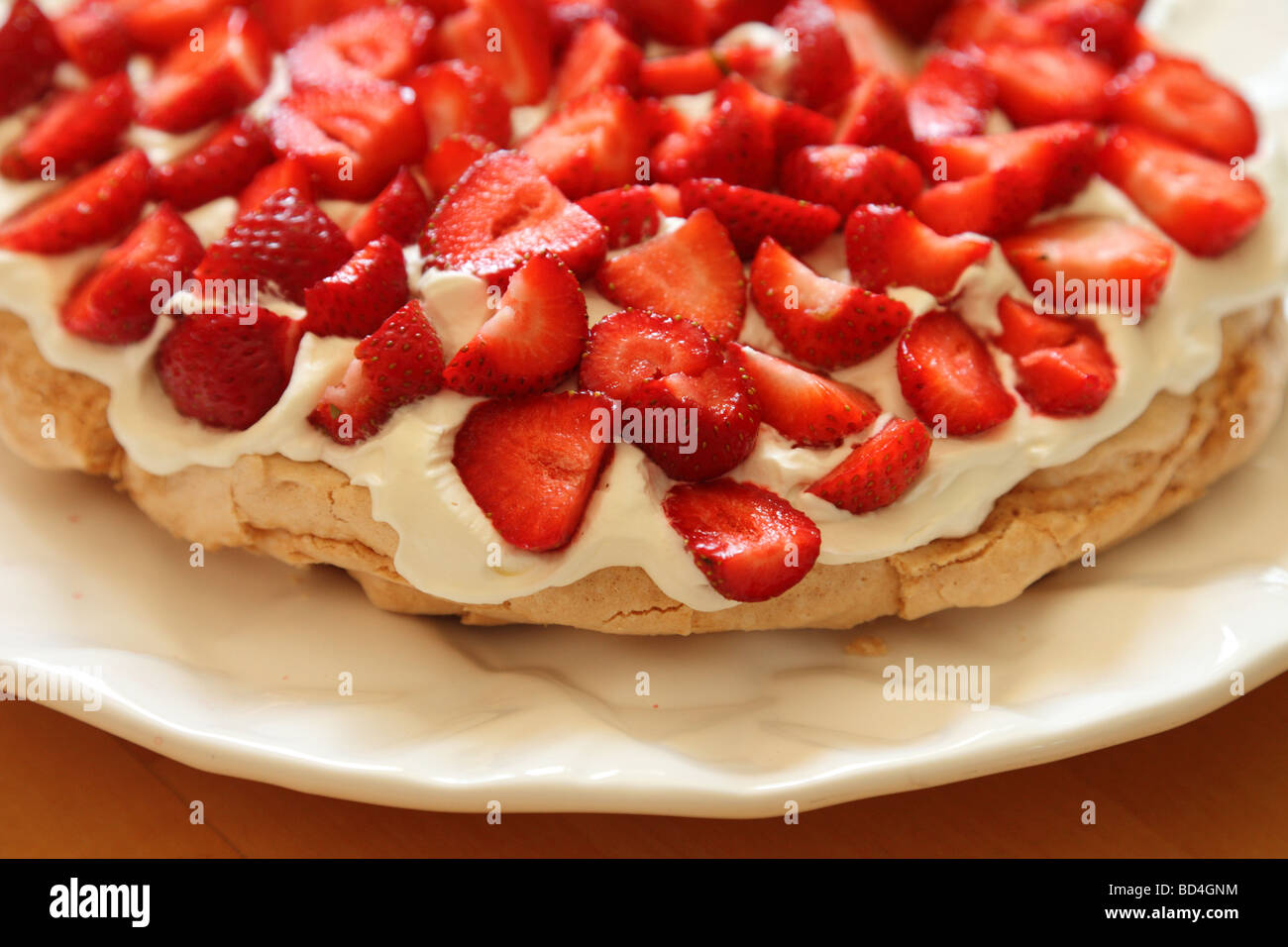 Pavlova dessert avec la crème et les fraises fraîches Banque D'Images