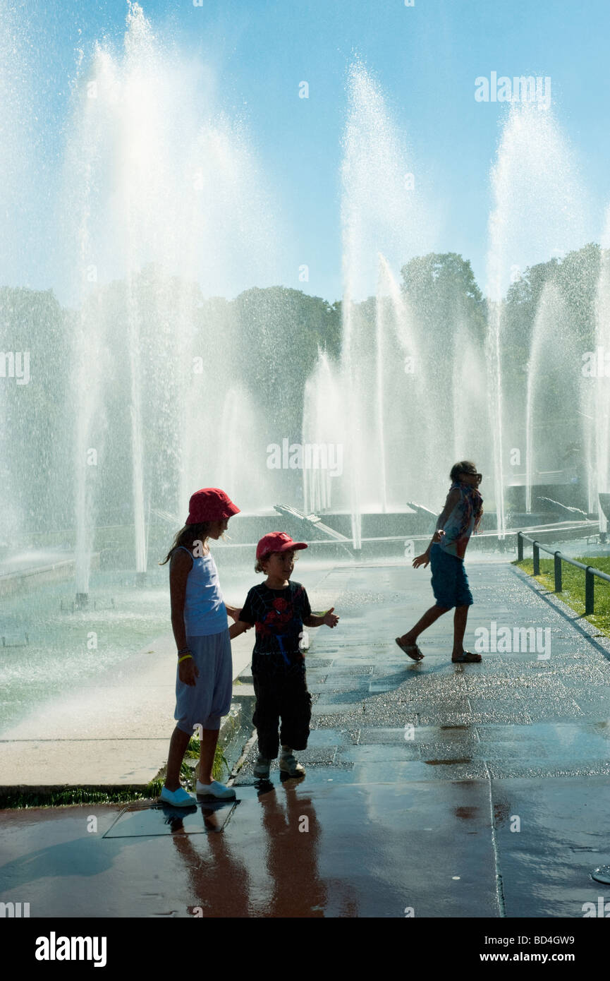 Paris France, scène de rue, touristes enfants jouant dans les « fontaines d'eau » publiques au Trocadéro, pendant la vague de chaleur urbaine estivale, refroidissement, jardins Banque D'Images