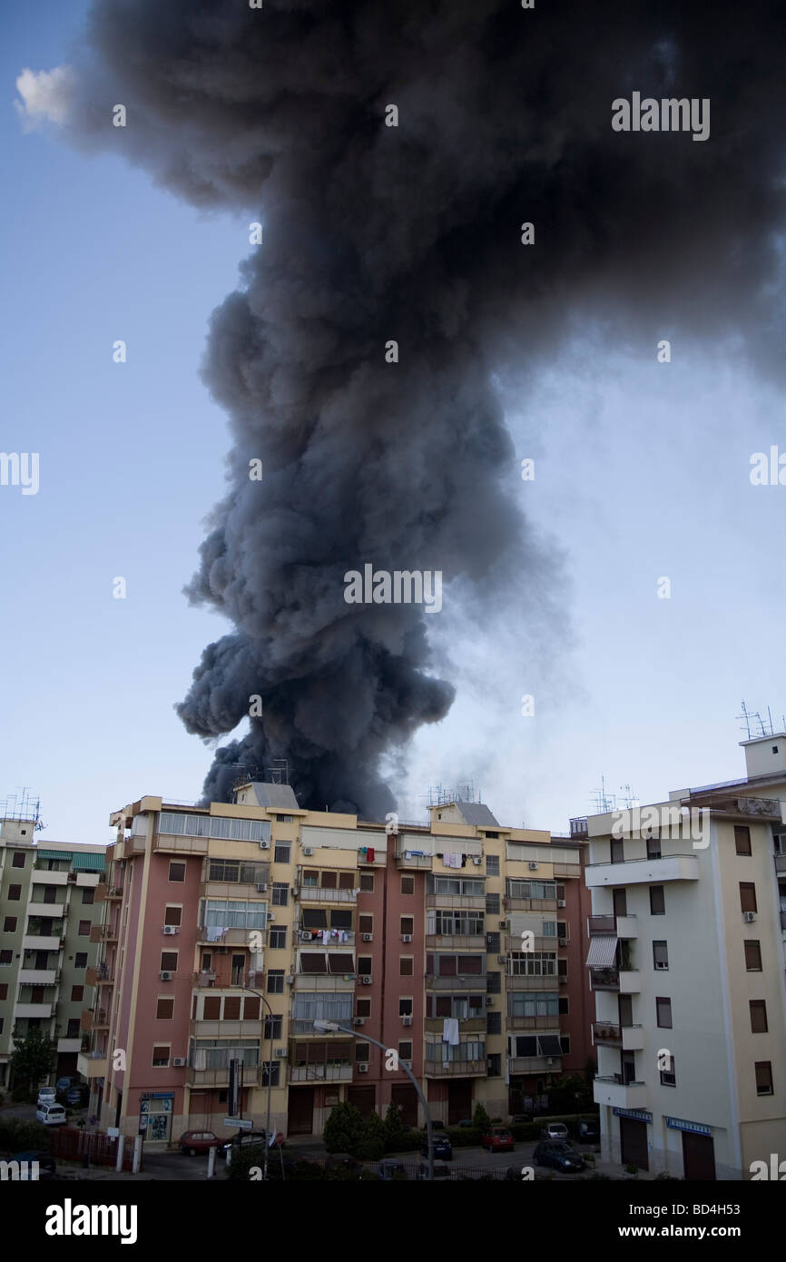 La fumée noire des bâtiments Banque D'Images