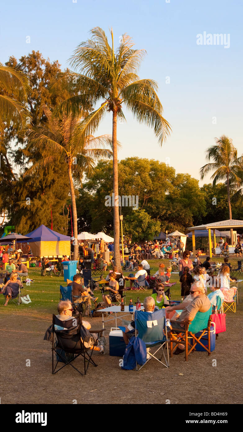 Les gens assis autour de tables et chaises à plage de Mindil Market à Darwin, Australie Banque D'Images