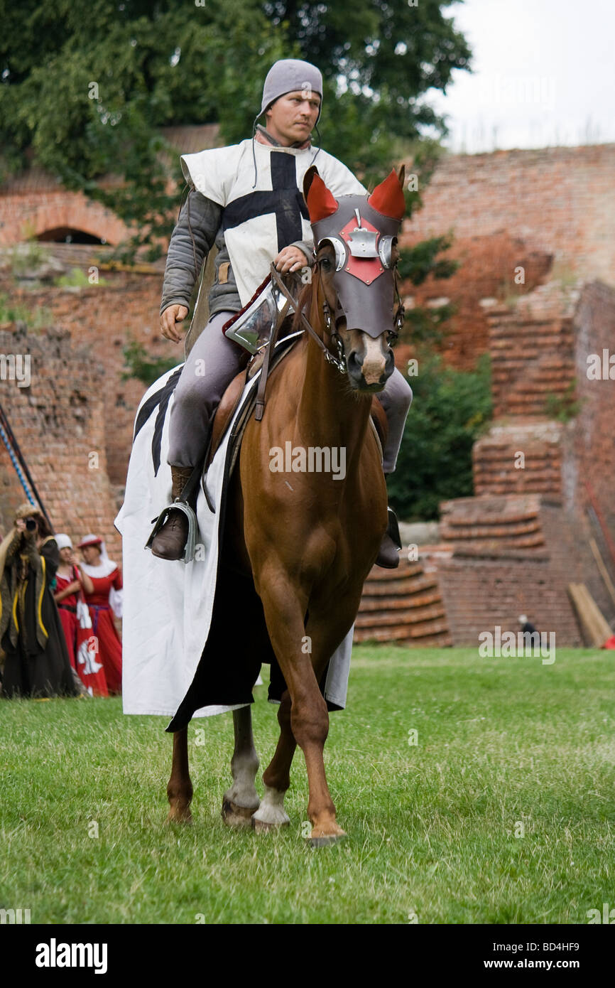 Fier chevalier cavalerie médiévale sur les militaires à cheval. Pris dans Malbork, Pologne, 2009. Banque D'Images