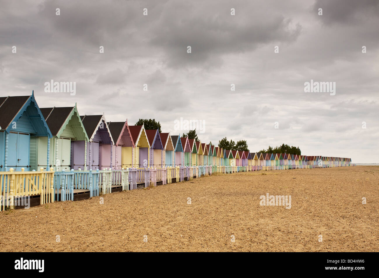 Rangée de cabines de plage de couleur pastel, Mersea Island, Essex, UK Banque D'Images