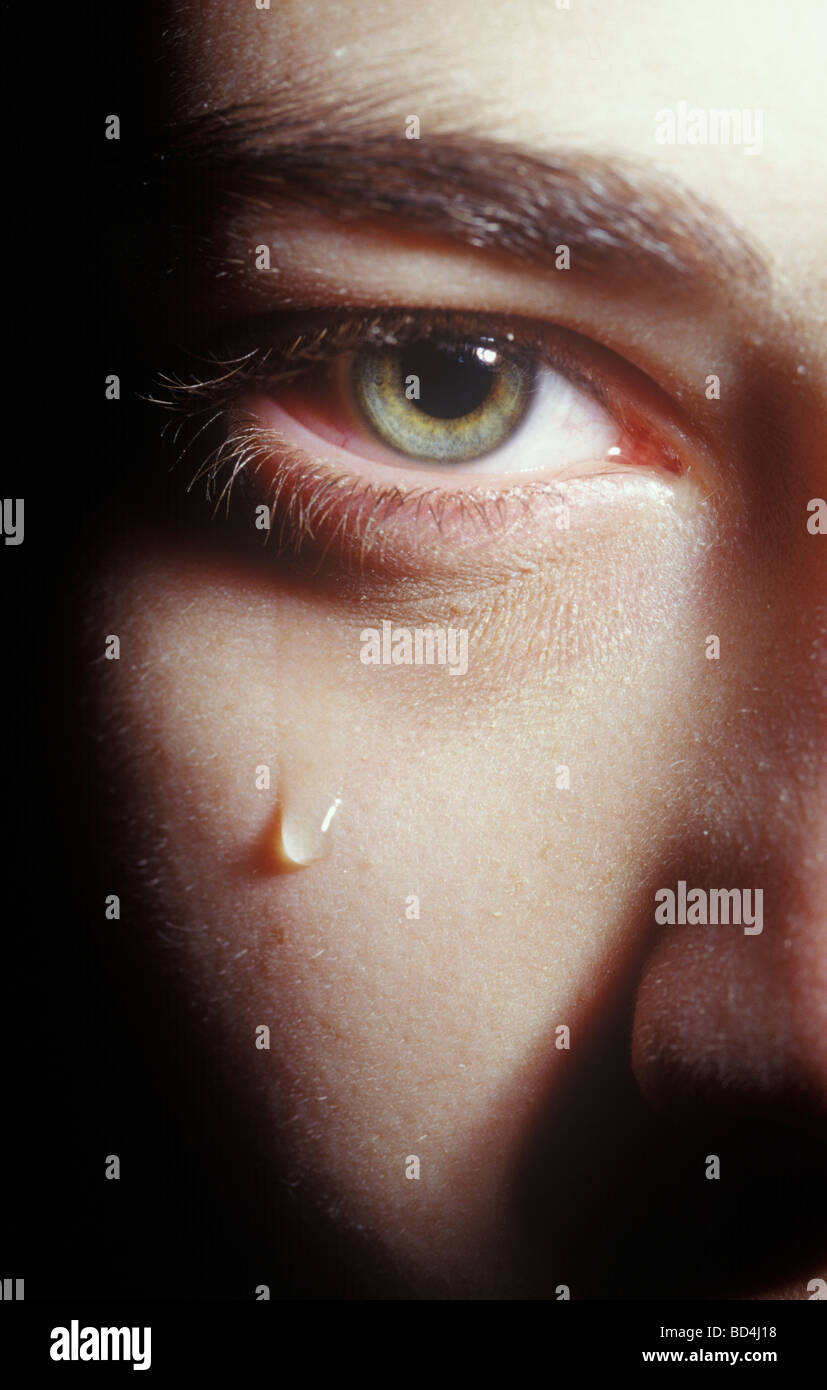 Close Up D Un œil Avec Une Larme Degoulinant La Joue Photo Stock Alamy