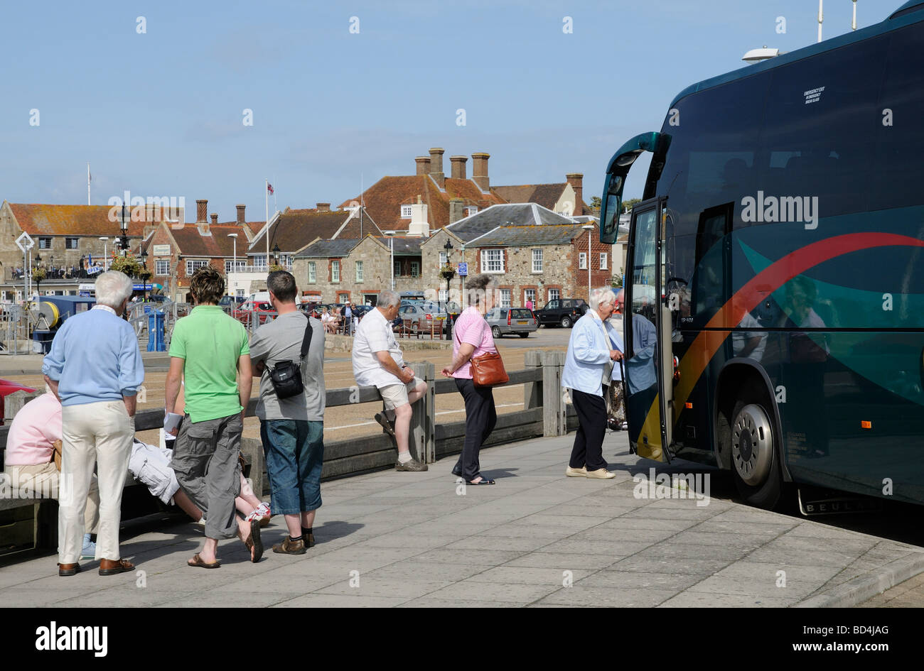 Les vacanciers à bord d'un autocar de vacances à Yarmouth Île de Wight Angleterre UK Banque D'Images