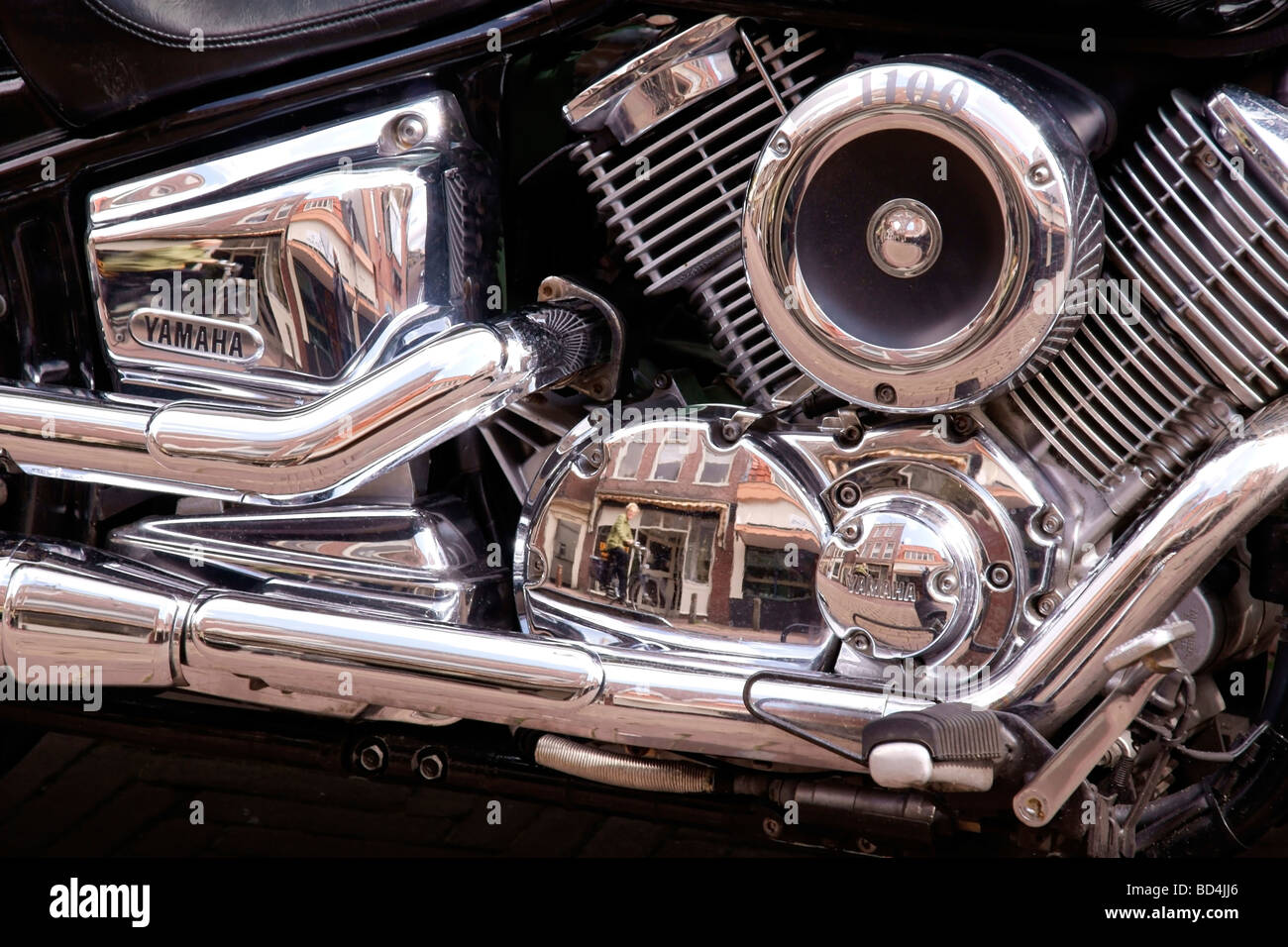 Détails de Chrome moto Yamaha avec cameo réflexions d'un cycliste de passage Banque D'Images
