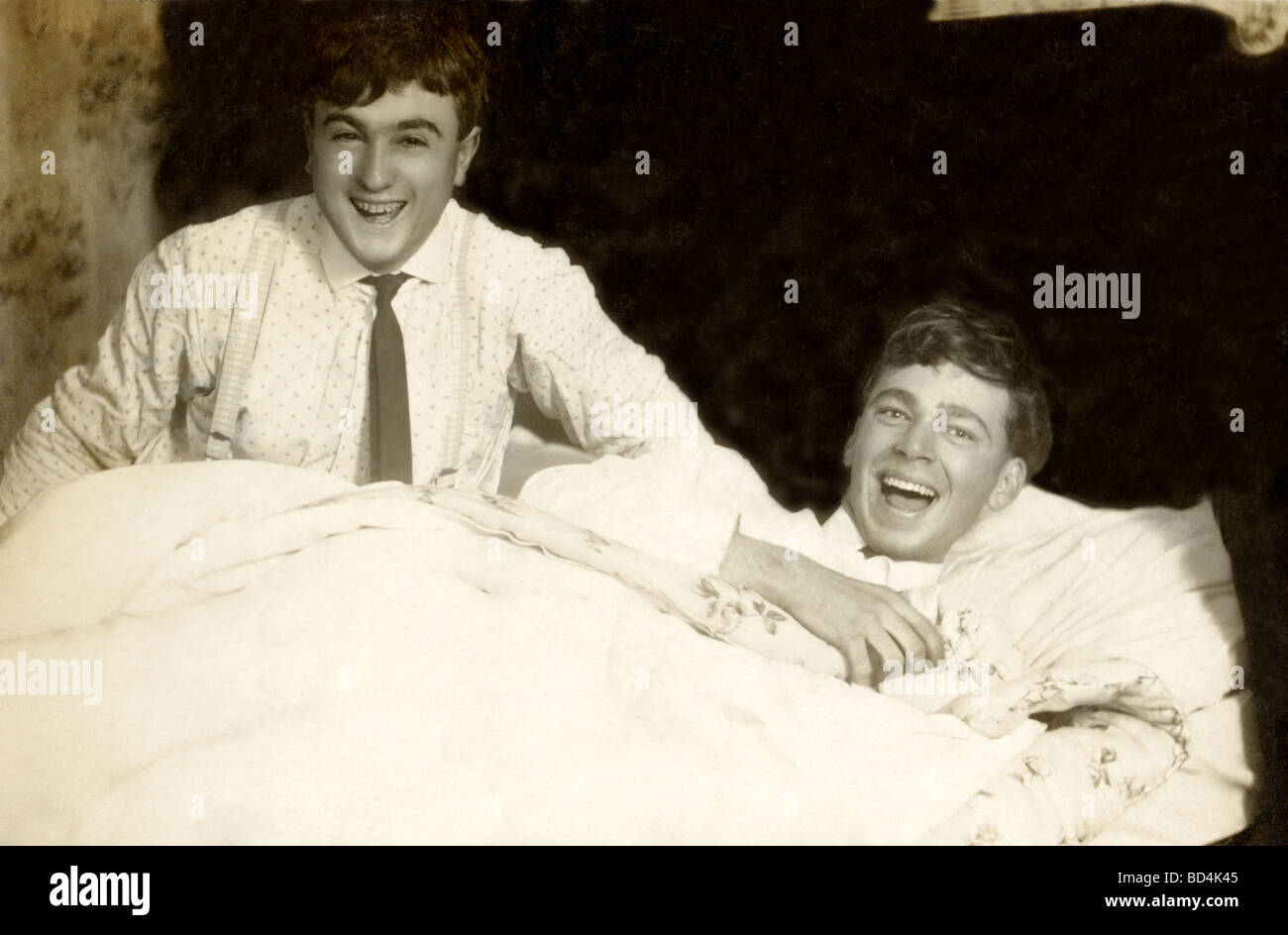 Deux hommes s'amuser au lit Banque D'Images