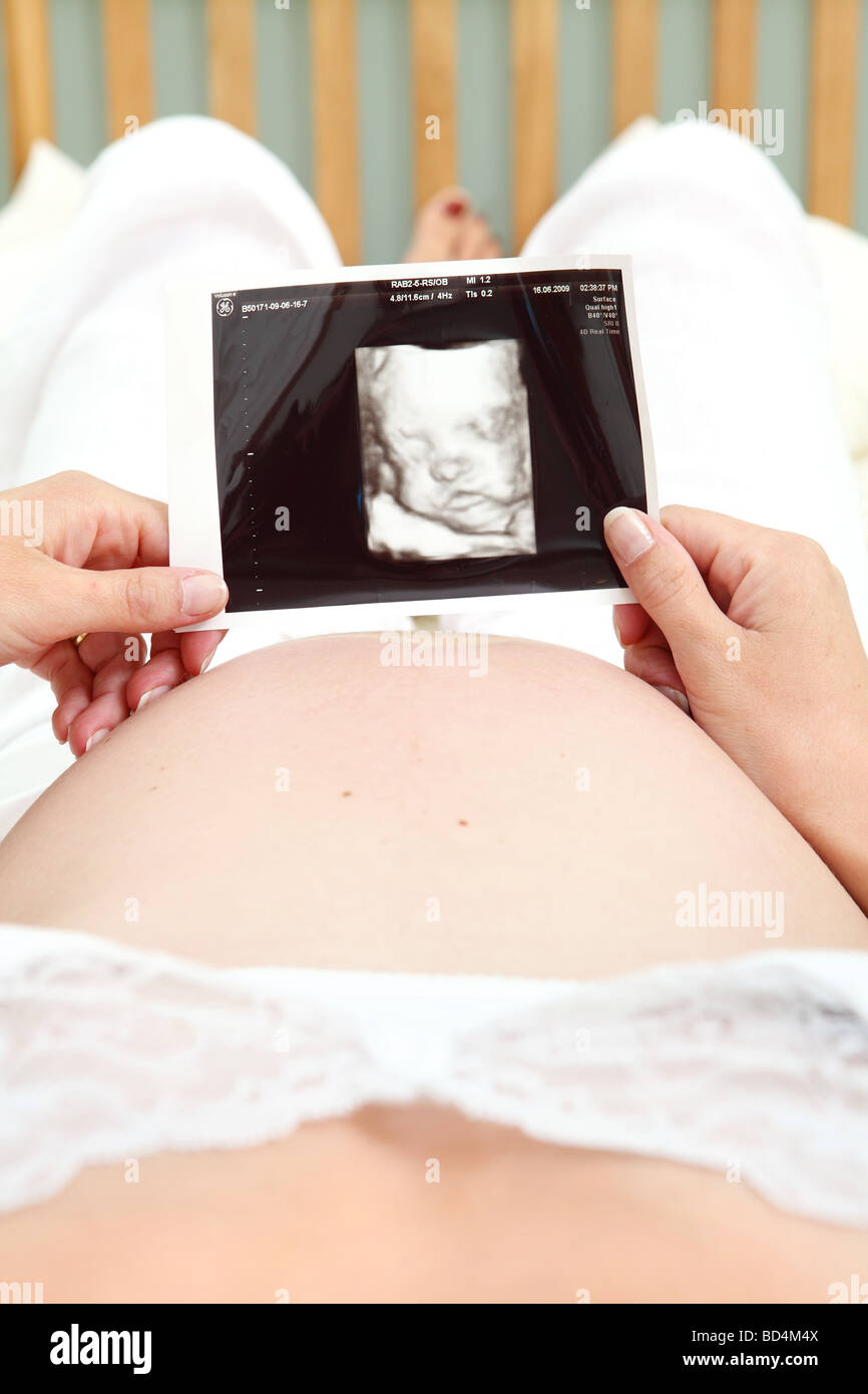 Pregnant woman looking at balayage 4D de son bébé à naître. Banque D'Images