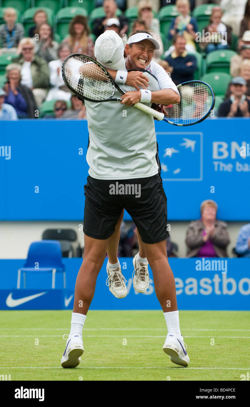 Akgul Amanmuradova et Ai Sugiyama célébrer la victoire finale double Banque D'Images