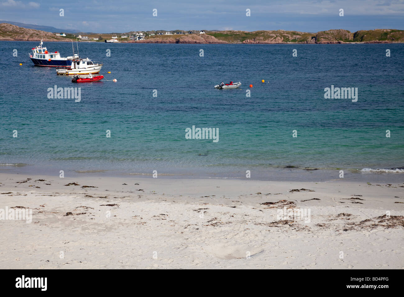 Les petits bateaux ancrés dans le son d'Iona, avec une plage de sable blanc d'Iona à l'avant, et Fionnphort, Mull, dans l'arrière-plan Banque D'Images