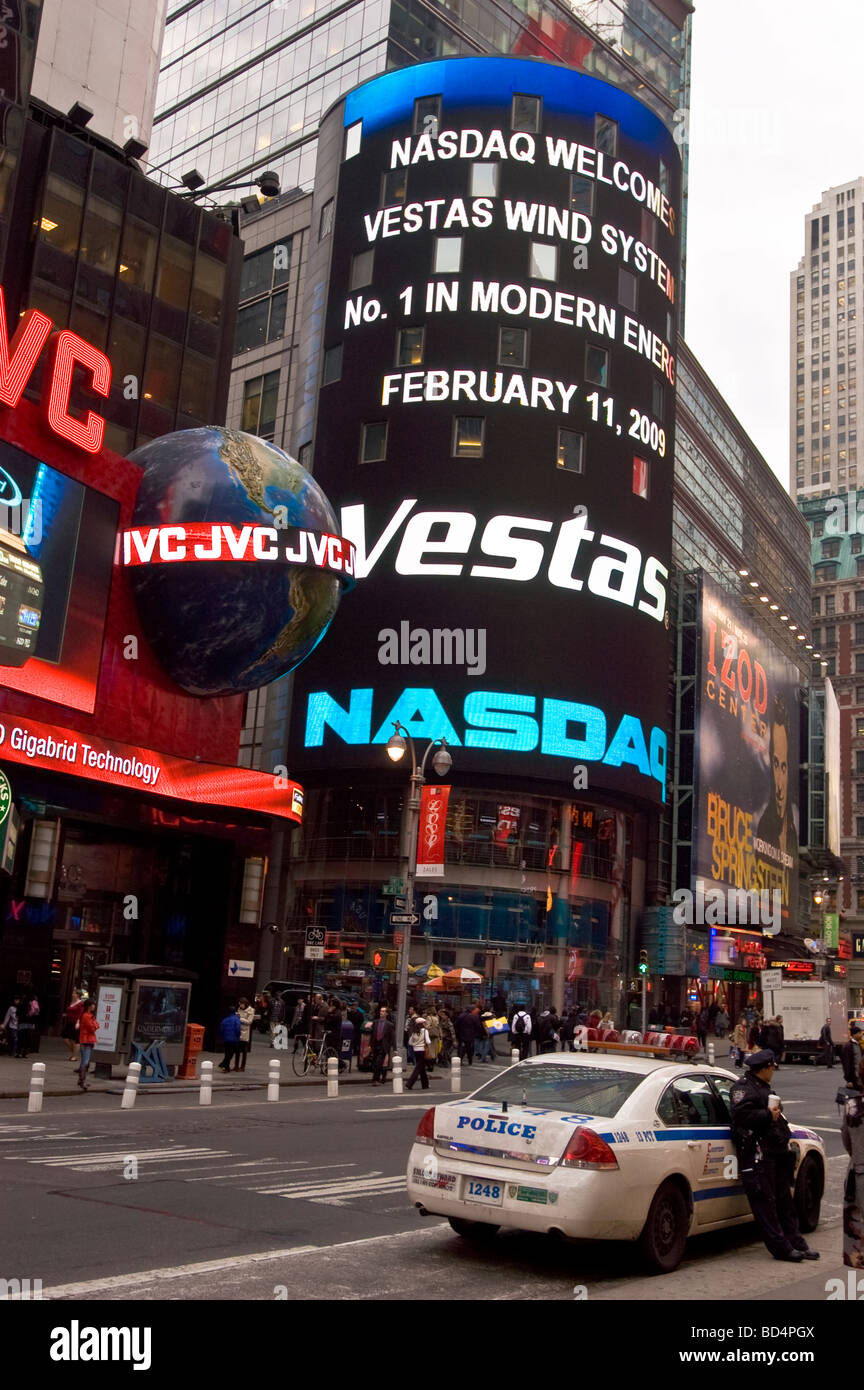 Voiture de police NYPD et bâtiment NASDAQ sur Times Square, Manhattan, New York, USA Banque D'Images Voiture de police NYPD et bâtiment NASDAQ sur Times Square, Manhattan, New York, USA Banque D'Images